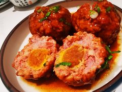 鸭蛋黄狮子头-梅飞酒家(名辉豪庭店)