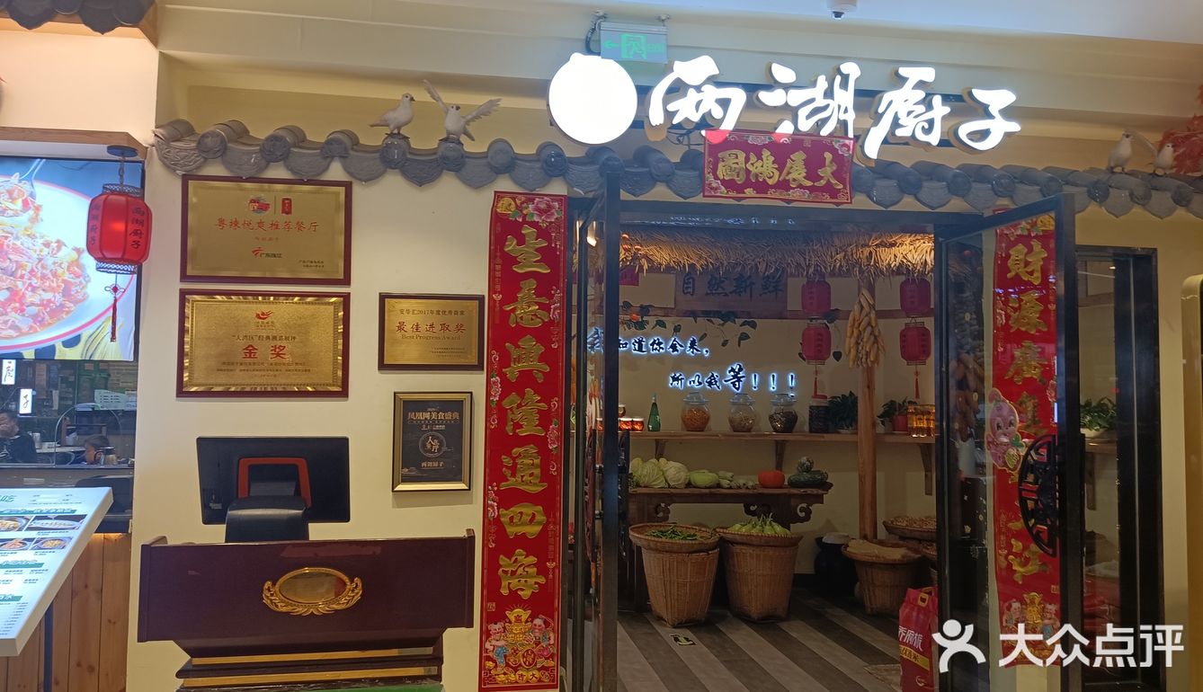 走几百米从c2出口出到地面又折回几百米再走到商场