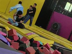 -嘿哟动霸CHUA·新潮玩运动娱乐中心·蹦床滑冰团建乐园