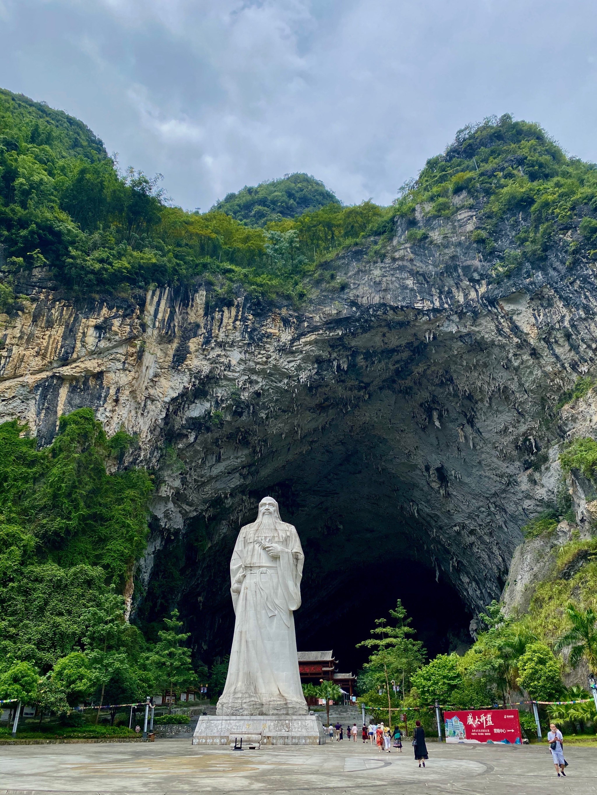 巴马洞天福地景区是以岩洞,天坑,生态种植