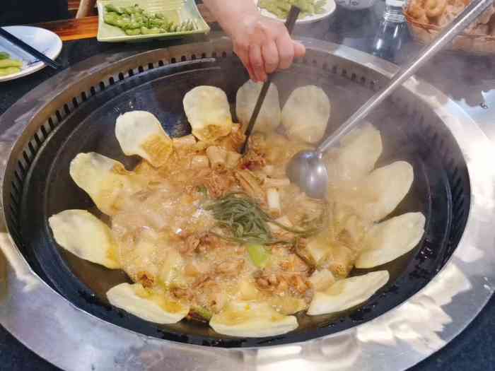 打分 80 /人 汤底很鲜的一家地锅鸡,经常来,韭菜煎饺也很好吃.
