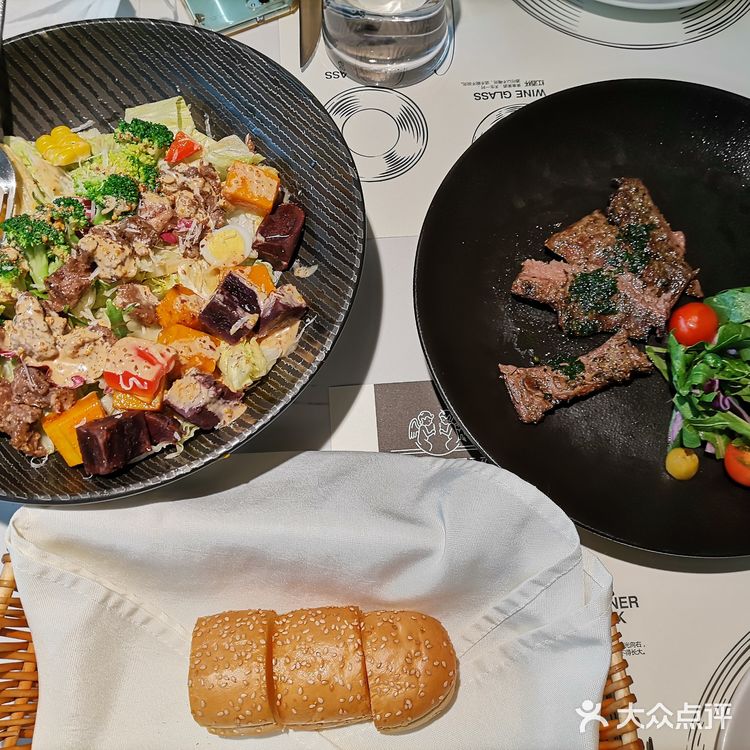 配的是芝士蘑菇酱，非常好吃，我每次来都要续两份面包