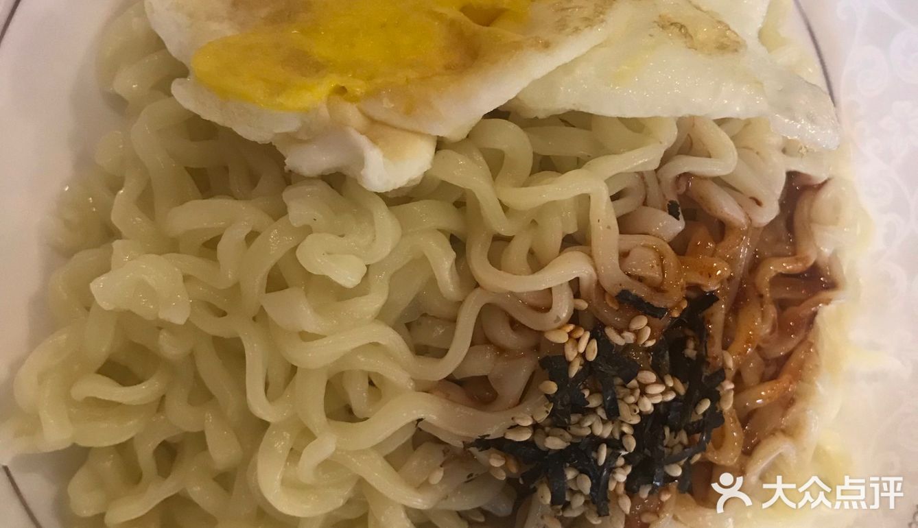 我俩煮了3包。我那份只放了半包辣酱，但是！