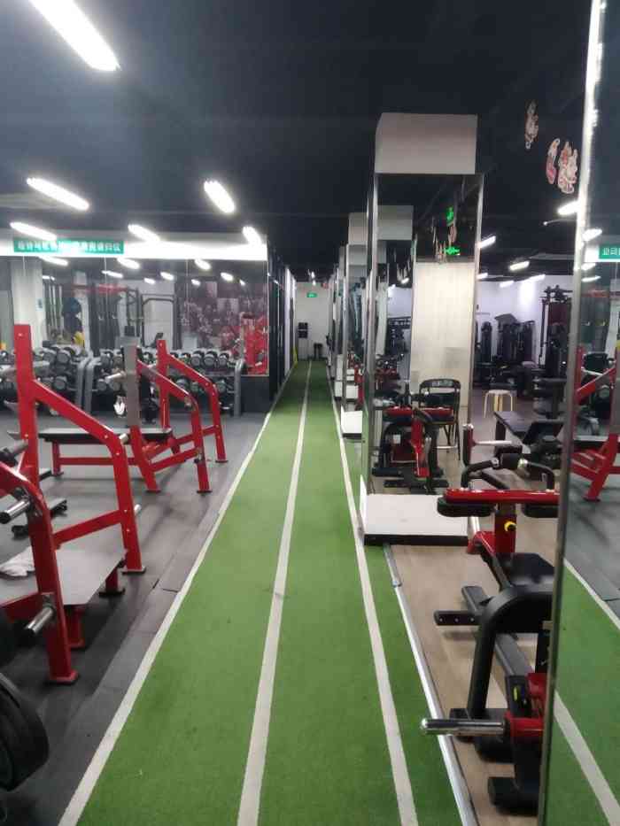 申驰训练中心-"家门口健身房,环境不错,器械挺多的,带着.