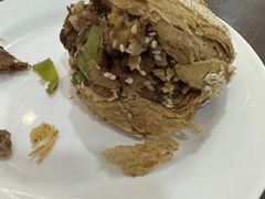 烧饼夹牛肉-聚德华天护国寺小吃(甜水园店)