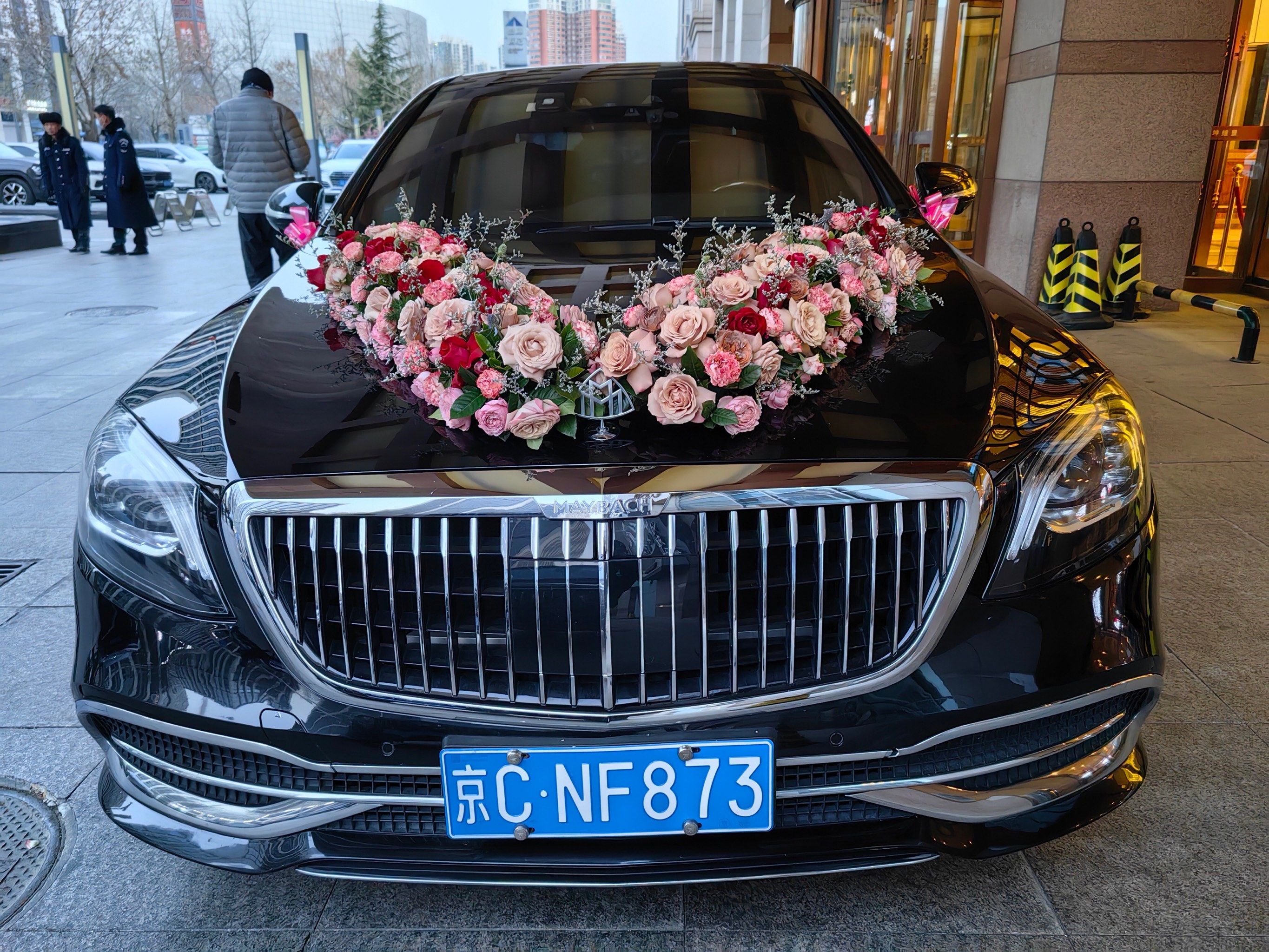 结婚是人生大事,对于新人来说一辆装饰着鲜花和彩带的漂亮婚车是结婚