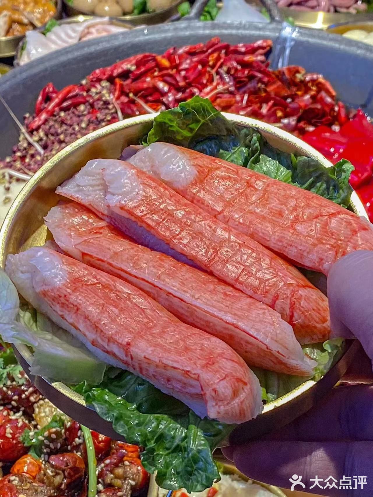 赛博朋克风的火锅店里，我吃到了小龙虾