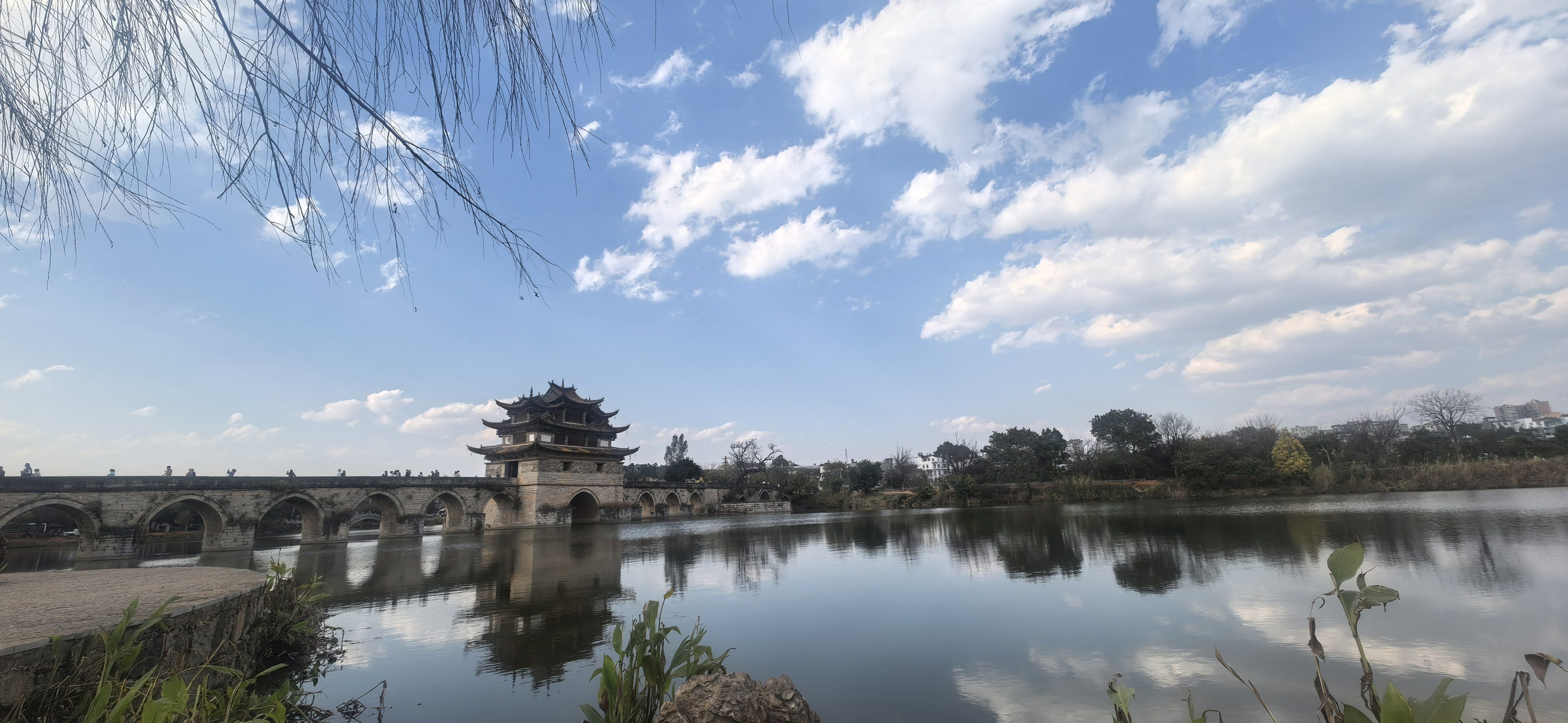 俗称"十七孔桥",位于云南省红河哈尼族彝族自治州建水县西庄镇白家营