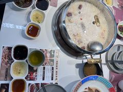 -洪氏嗨捞·广东猪肚鸡·椰子鸡火锅(西咸万象城店)