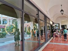 Gucci门口排队进店-佛罗伦萨小镇广佛名品奥特莱斯(疏港路店)
