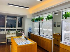 -视野联行眼镜•蔡司•依视路(温江店)