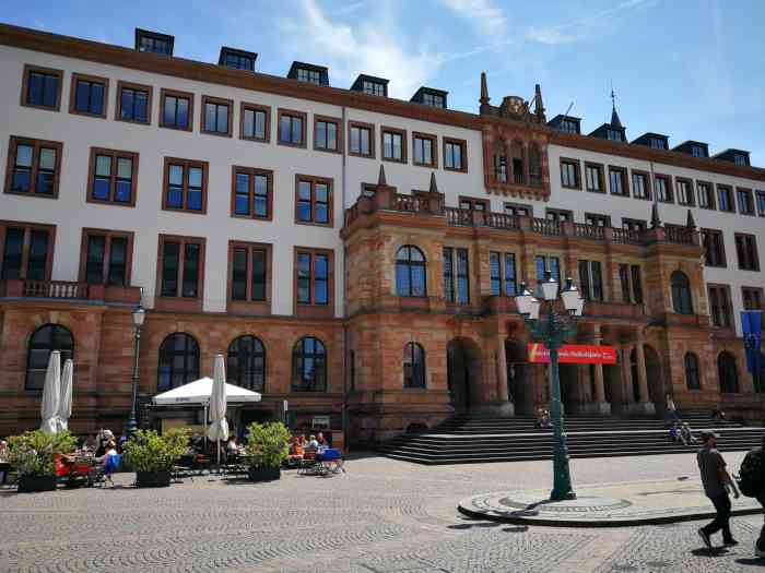 威斯巴登新市政厅-"黑森州的首府,威斯巴登,最有名的莫过于市.