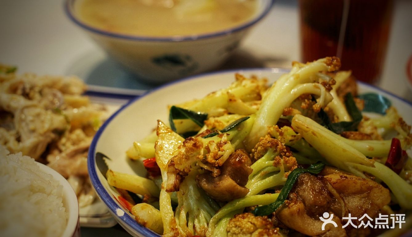 “三餸一汤，白饭任装！！”