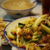 “三餸一汤，白饭任装！！”