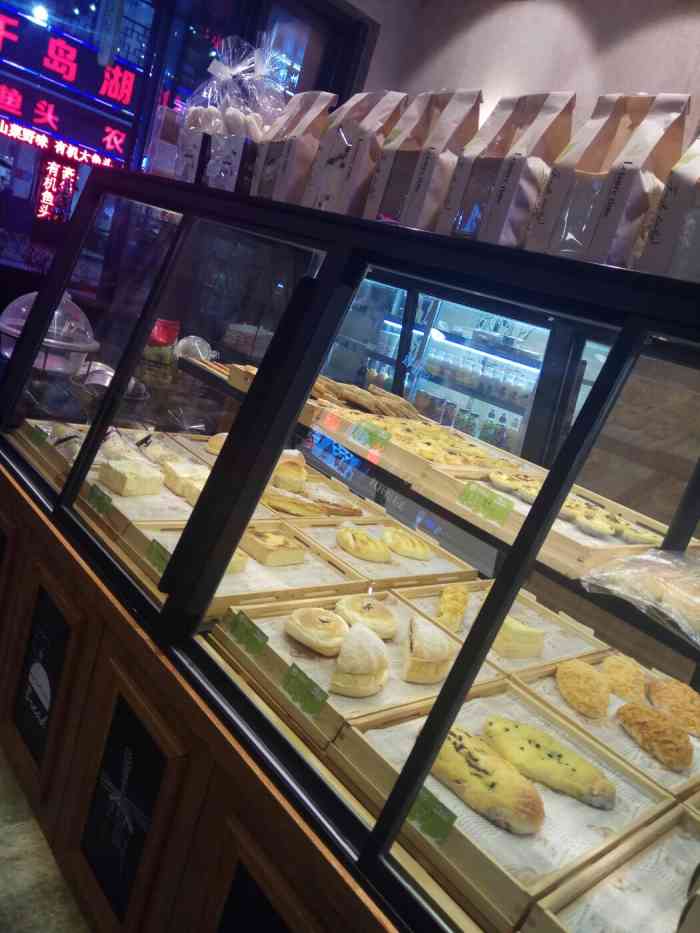 牧特巴氏奶食店-"霸王餐中奖的.兑换了牛奶跟三明治.牛奶还.