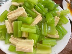 芹菜腐竹-宝瑞门钉肉饼店