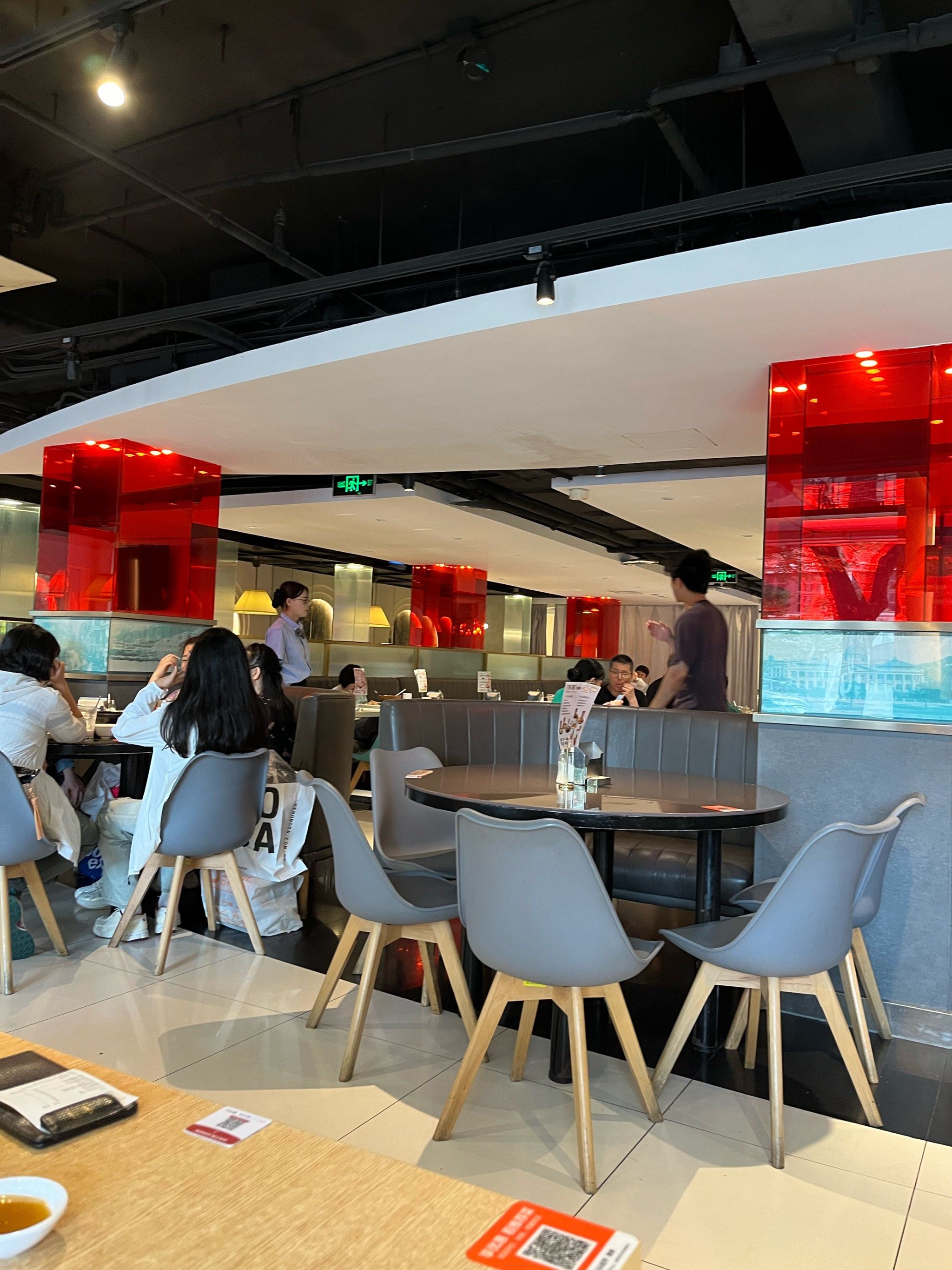 金湖茶餐厅,老牌港式风情,环境雅致整洁