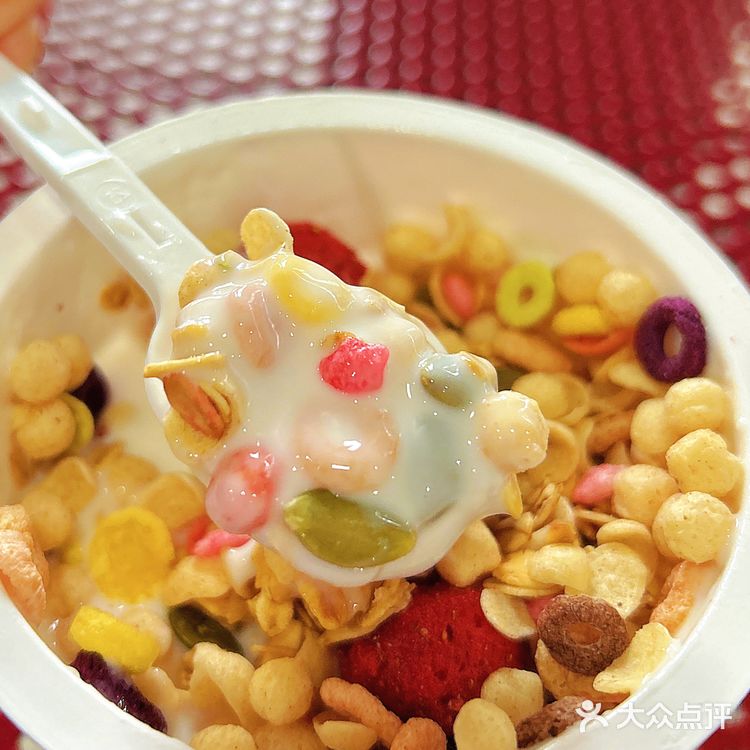 超多小料的酸奶 满满都是谷物 还有大粒冻干草莓 这个操作可以