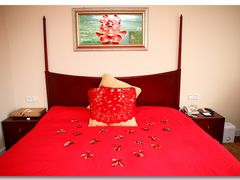 套间里间环境（床单是自带的）-北京保利大厦酒店(东四十条地铁站店)