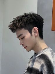 -一家只做男发烫染的店