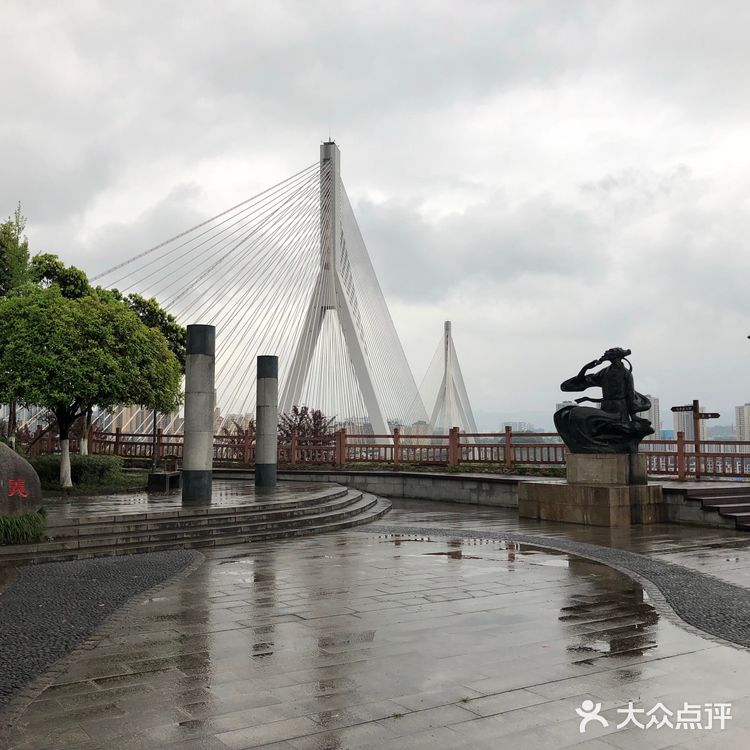 周末雨天大渡口义渡古镇人很少，有室内停车场