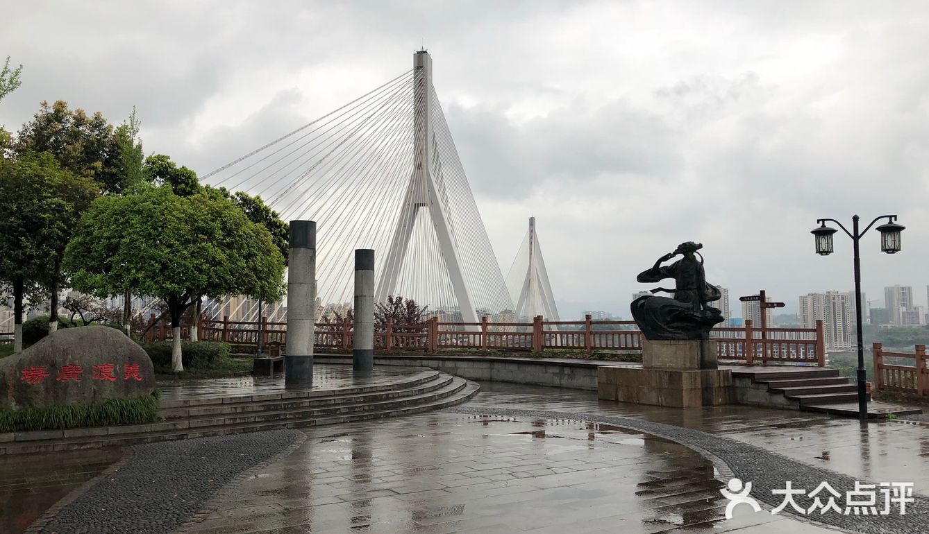 周末雨天大渡口义渡古镇人很少，有室内停车场