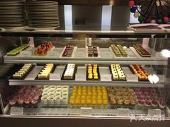 面包甜点陈列柜-海力花园酒店-卡尔芙西餐厅