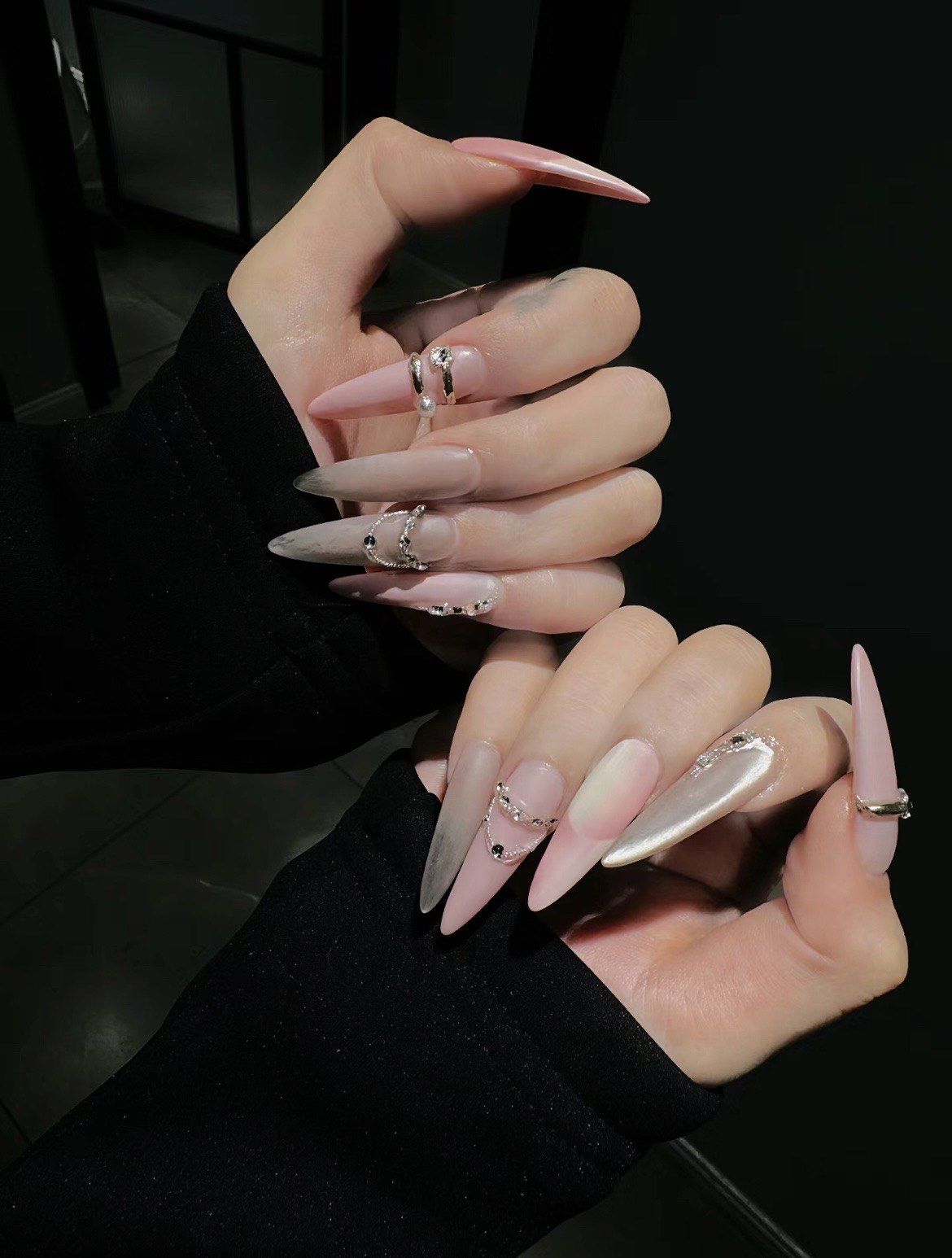 做取悦自己的酷女孩,
又甜又酷的美甲,
一看就不好惹哦～
#同城