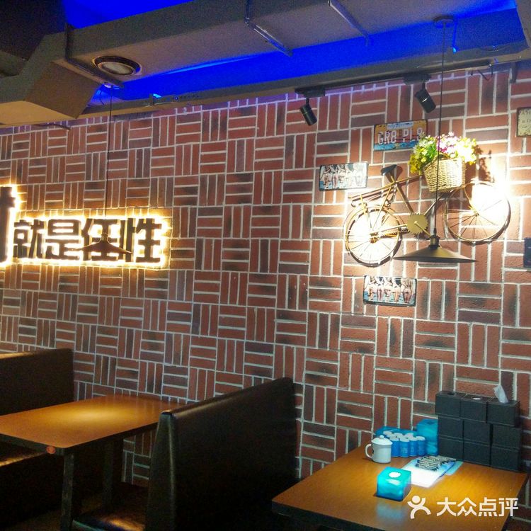 靠近南昌路，室外环境可谓安静优雅。餐厅内部空间也很大