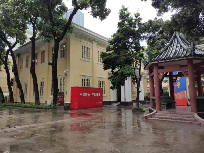 广州公社旧址"离公园前j出口几百米不到 起义路路旁.