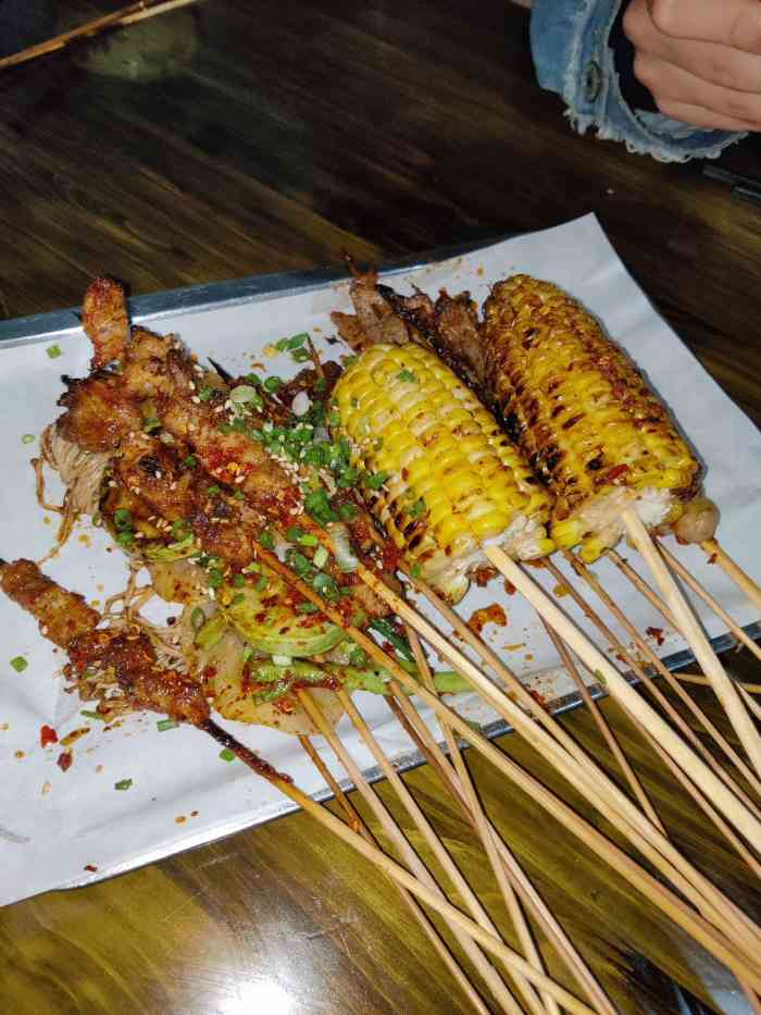 看了人生一串去乐山的时候专门去打卡了这家月牙山烧烤整体来说还是