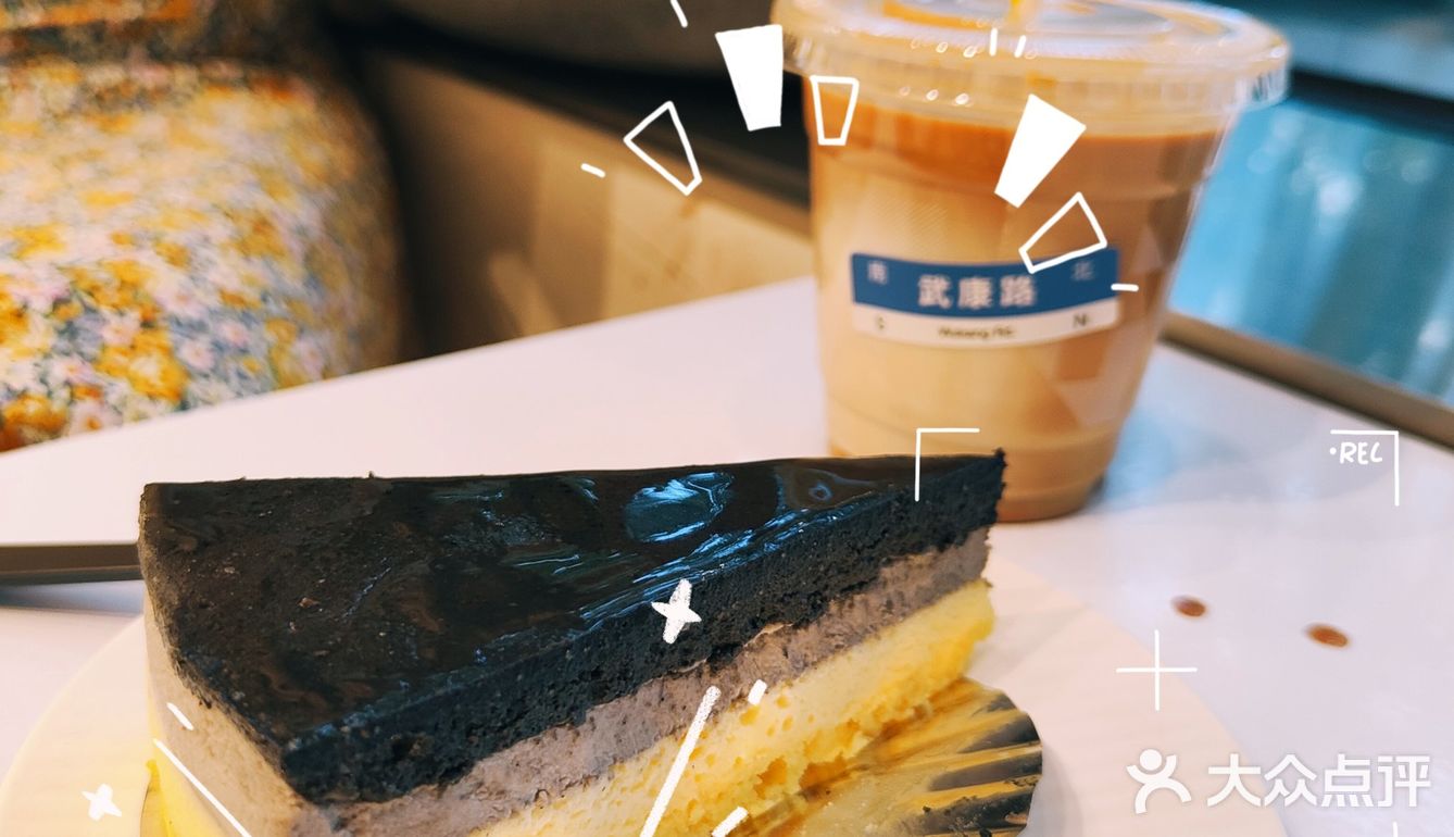 【咖啡测评】梧桐叶影子撒在咖啡上，武康路超好拍落地窗咖啡店