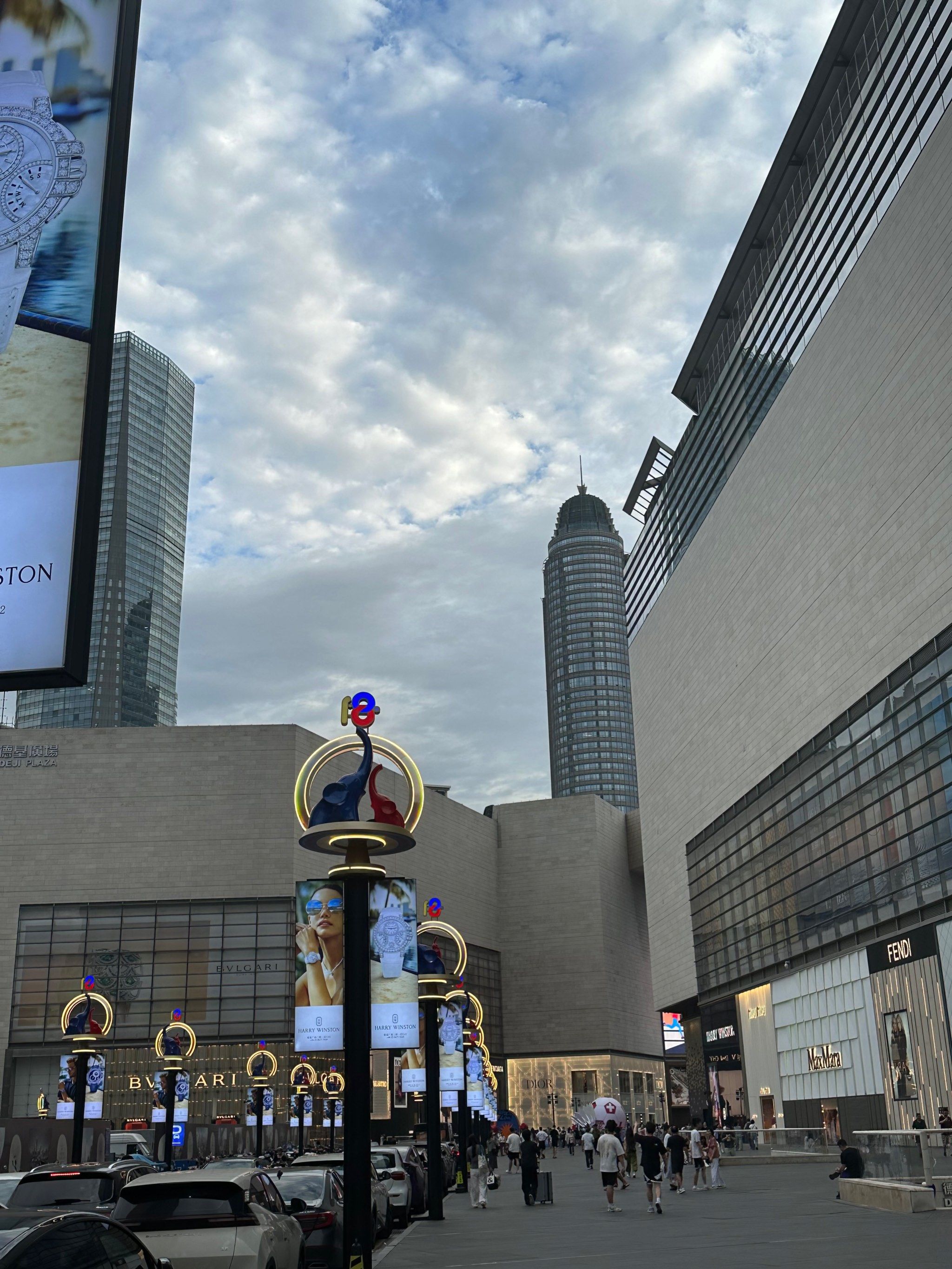 有个问题想问南京德基广场