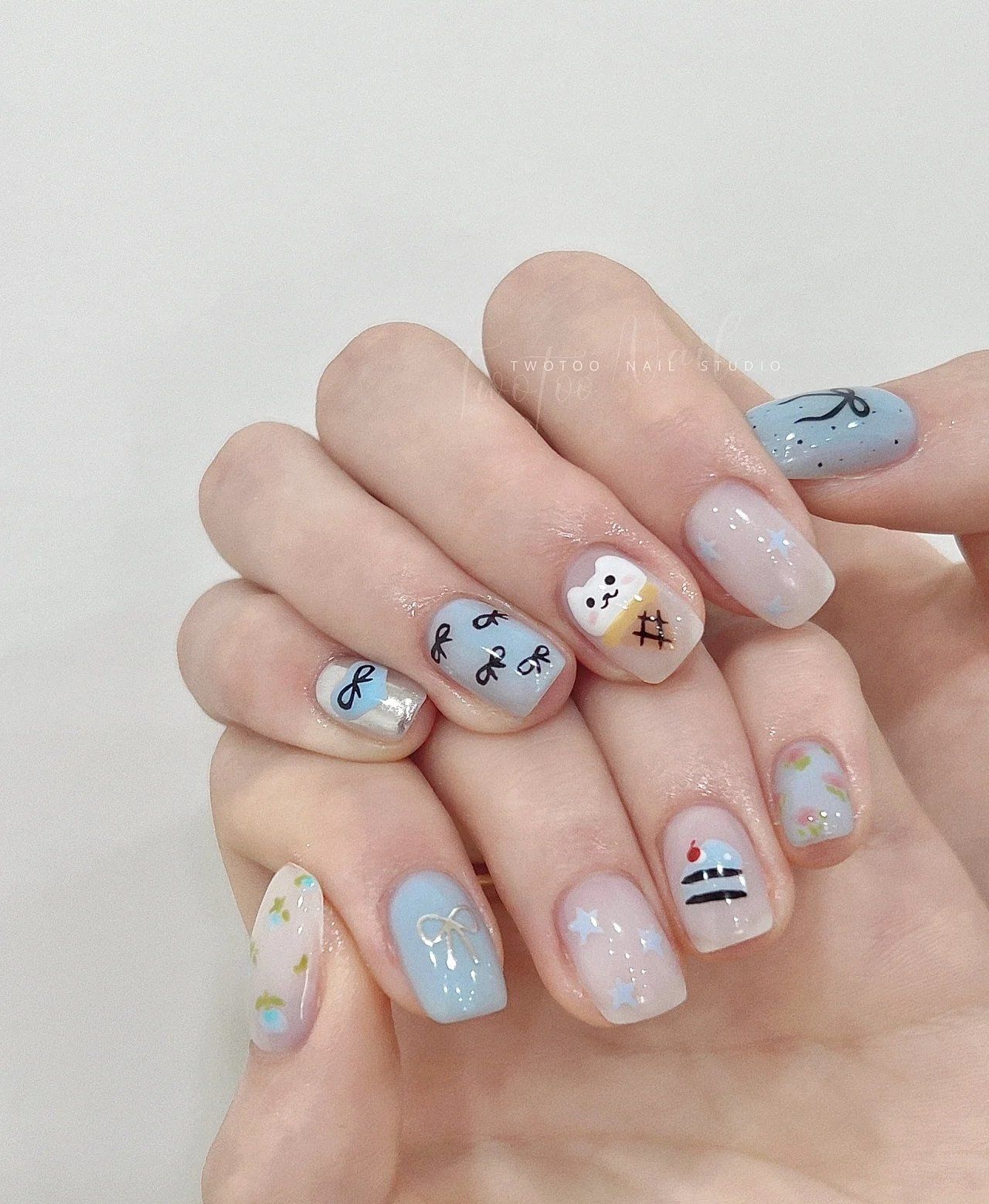 手绘蝴蝶结美甲