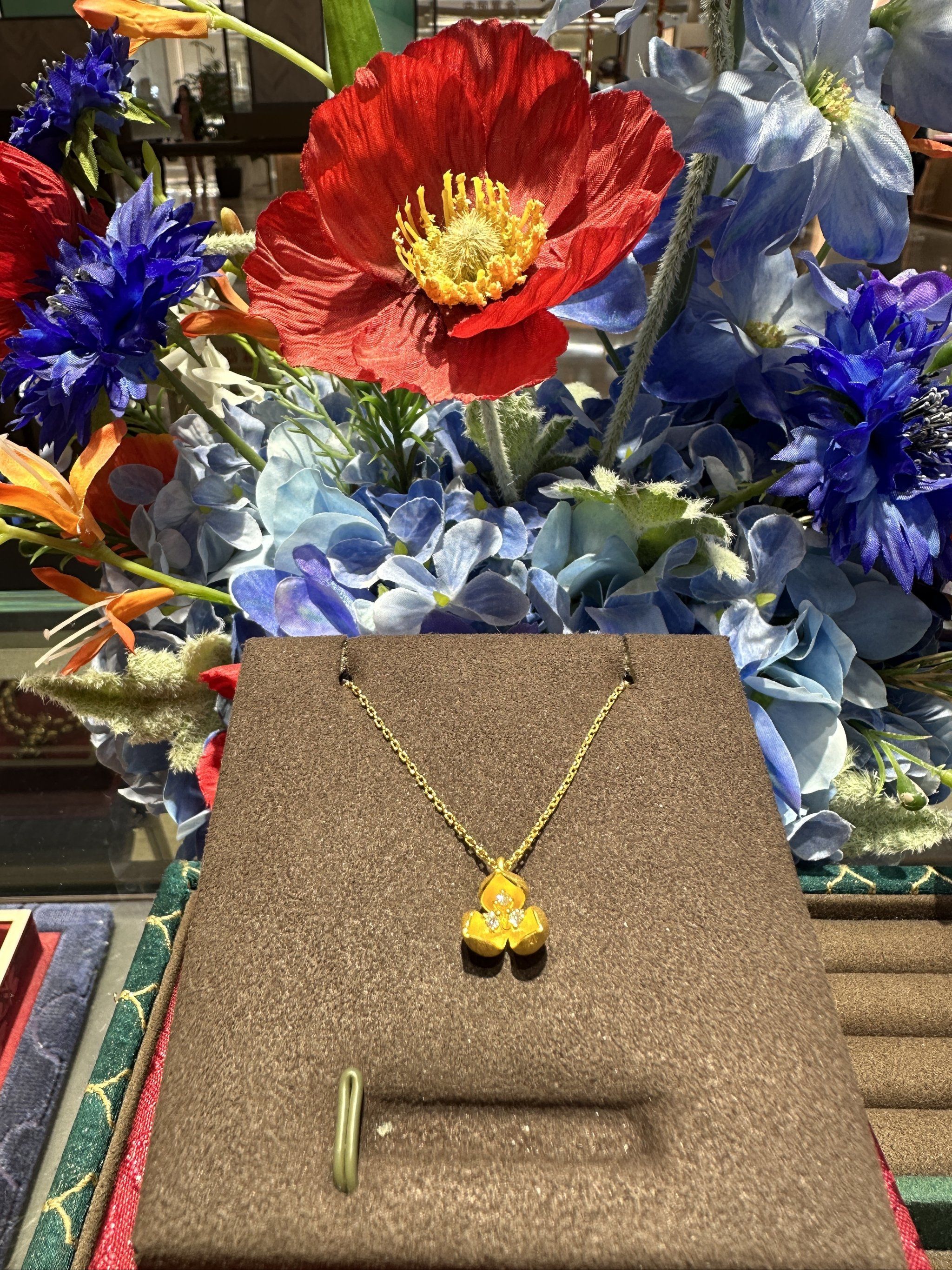 足金钻石项链以玉兰花为设计灵感
美钻化作花蕊 细腻雕刻兰花花瓣