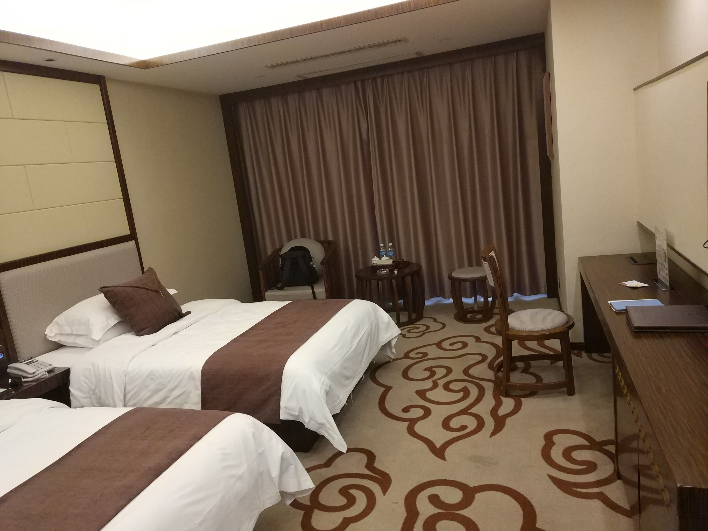 因为考昭通事业单位才订了富松大酒店,离昭