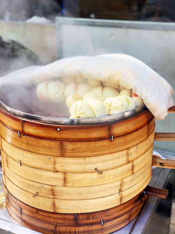清真白家包子铺-"点了孜然,葱肉,菠菜;感觉跟油茶麻花对面.