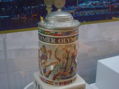2000年奥运会美国代表团运动浮雕瓷杯-上海体育博物馆