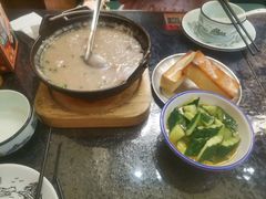 窝蛋牛肉粥-何妹湿辣牛肉·粤式烧烤砂煲(桂雅路店)