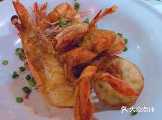这家酒店的餐厅生意很火爆，中国人开的