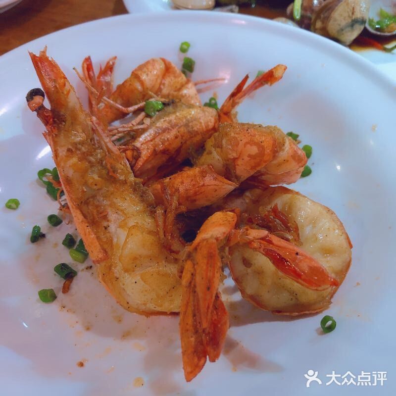 这家酒店的餐厅生意很火爆，中国人开的