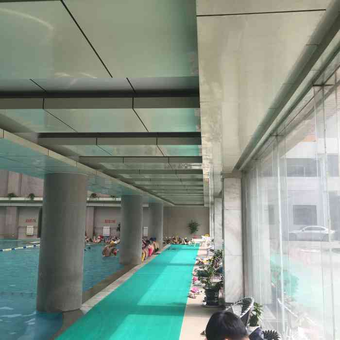 "家附近比较好的游泳馆了,人不是特别多,前