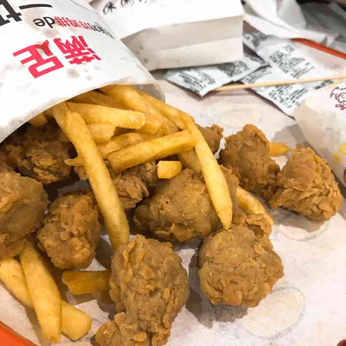 汉堡很大,鸡腿也很大,套餐相当划算,老板态度热情,好评!