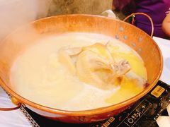 -鲜入围煮花胶鸡海鲜火锅