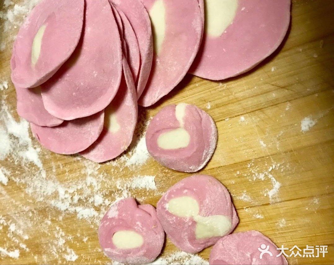 美味多姿如彩虹一般的彩色水饺