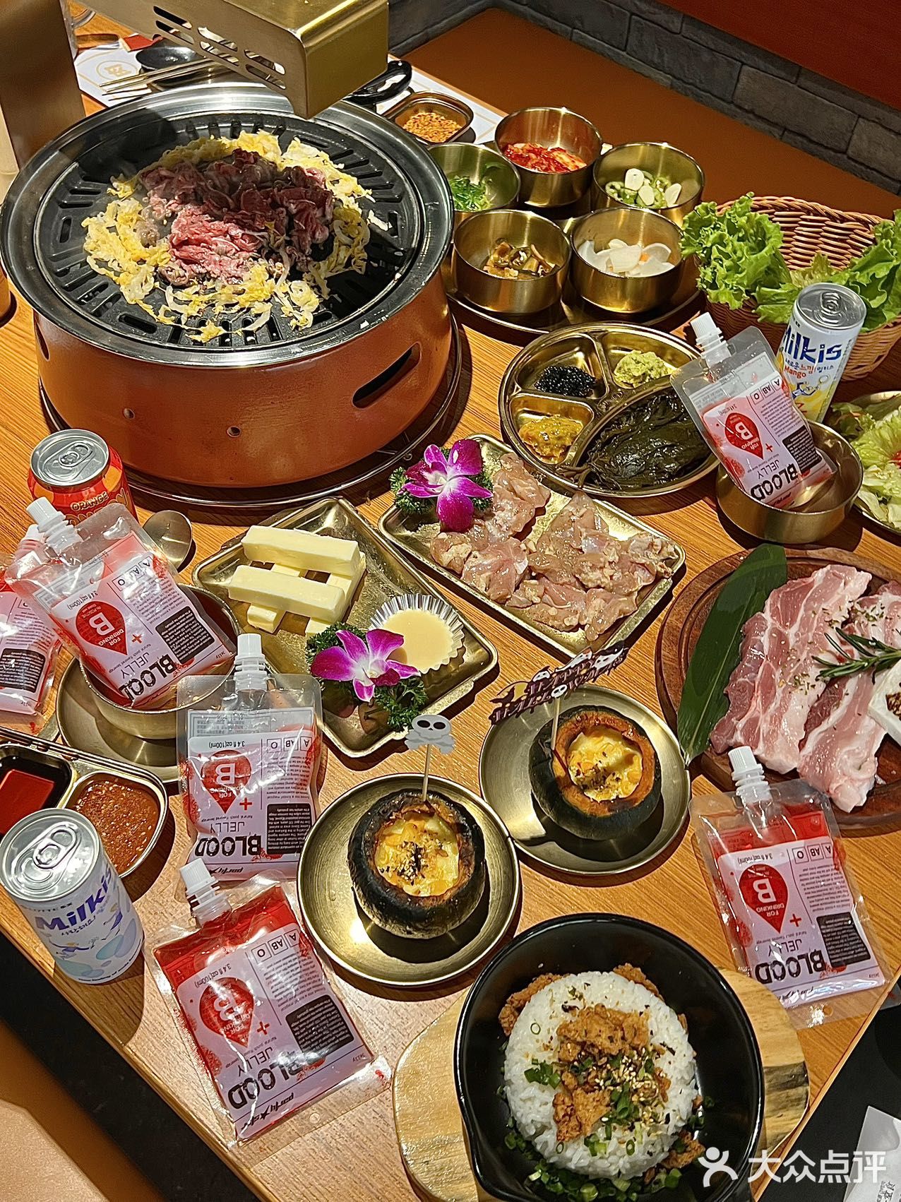 卧卧卧！！烤肉店也换万圣节皮肤了！！