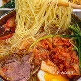 北京蕞牛的东北烤串儿店，排队排到楼梯上！