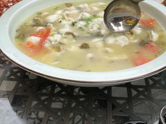 酸汤乌鱼-兔行天下-鸿鹤鲜锅兔(中海国际店)