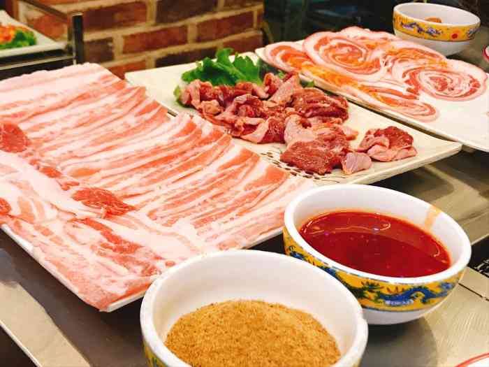 九块九地摊烤肉(大连总店)-"每次从门口开车路过都觉得这招牌…好显眼