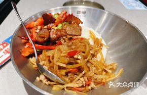 Red Pepper Stir-Fried Preserved Pork with Minced Meat and Potato Shreds